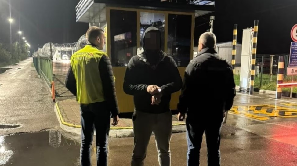 64-річного молдованина, який ховався від ДМС, депортували із Закарпаття (ФОТО)