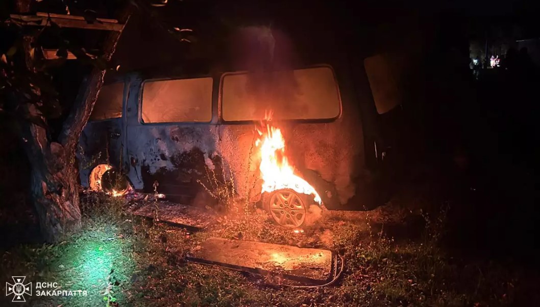 В Ужгороді серед ночі зайнявся мікроавтобус (ФОТО)