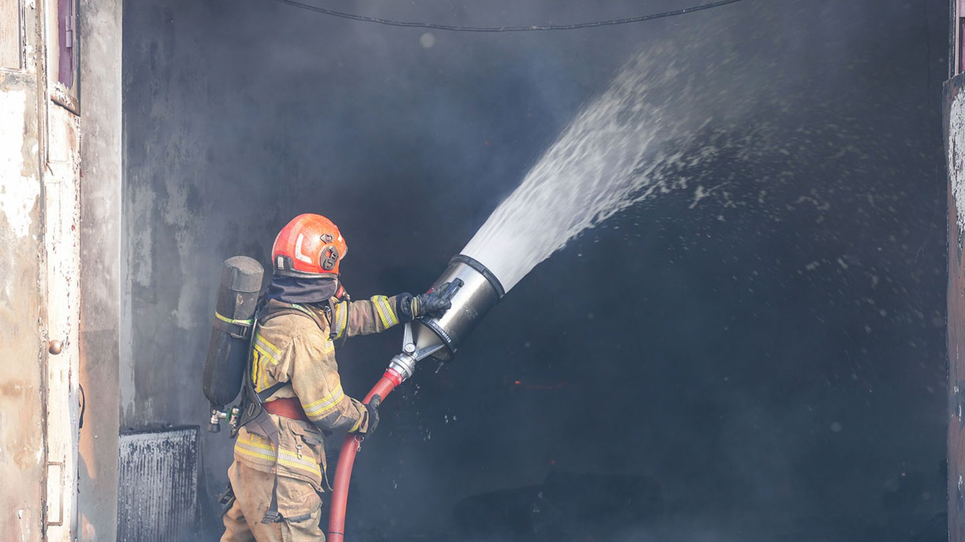 В Ужгороді рятувальники ліквідували масштабну пожежу на СТО (ФОТО)