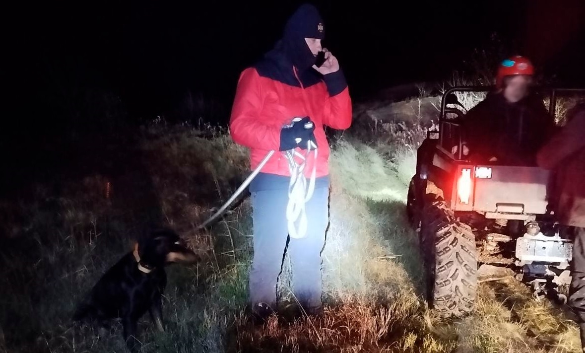 Закарпатські рятувальники допомогли спустити з гори травмованого добермана (ФОТО)