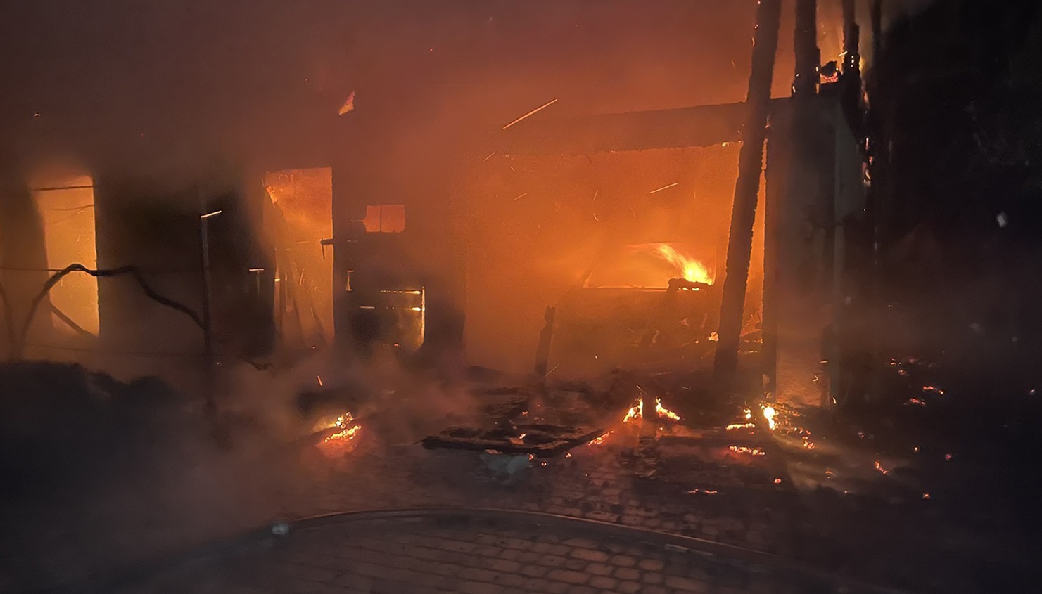 На Тячівщині через займання гаража ледь не згорів будинок (ФОТО)