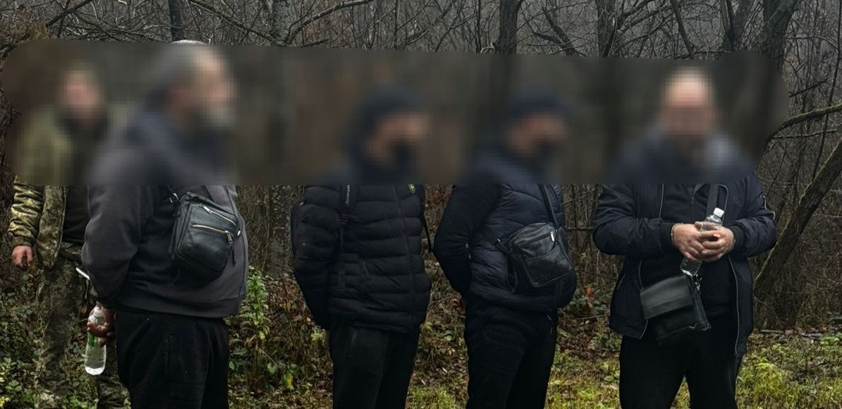 Закарпатські прикордонники затримали групу чоловіків, які намагалися втекти до Словаччини (ФОТО)