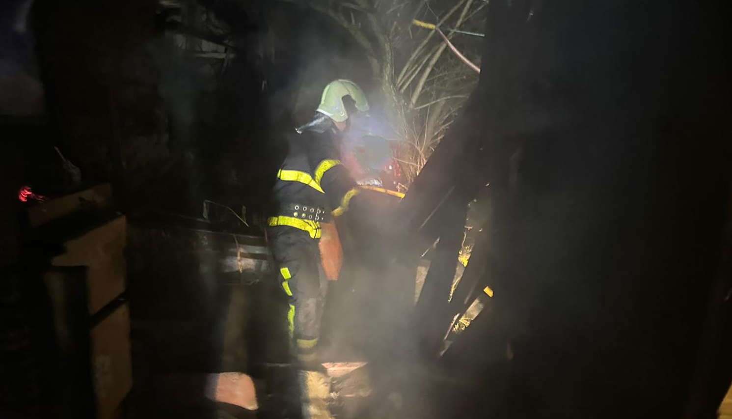 На Міжгірщині рятувальники зупинили пожежу за кілька метрів від будинку (ФОТО)