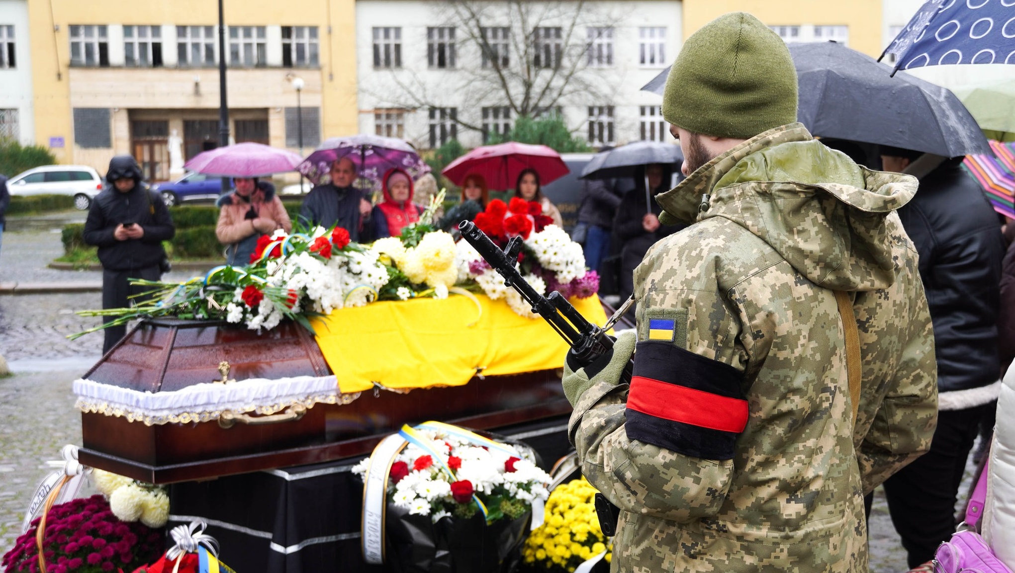 В Ужгороді попрощалися із 49-річним сержантом Михайлом Луп’яком (ФОТО)