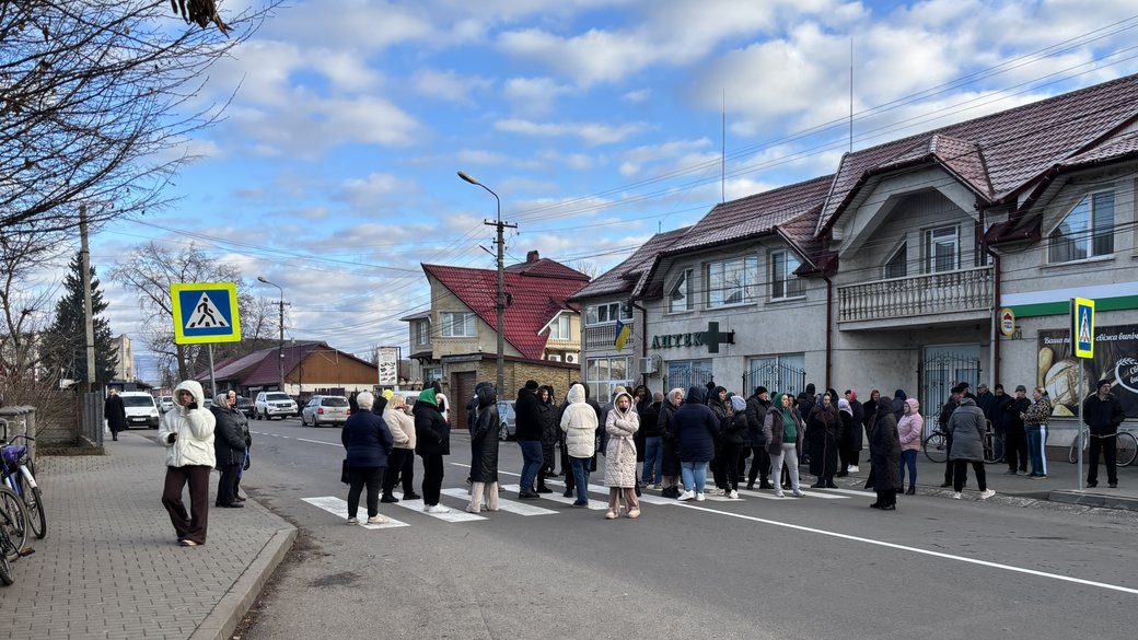 Жителі села Іза протестують через запровадження карантину після спалаху гепатиту А (ФОТО)