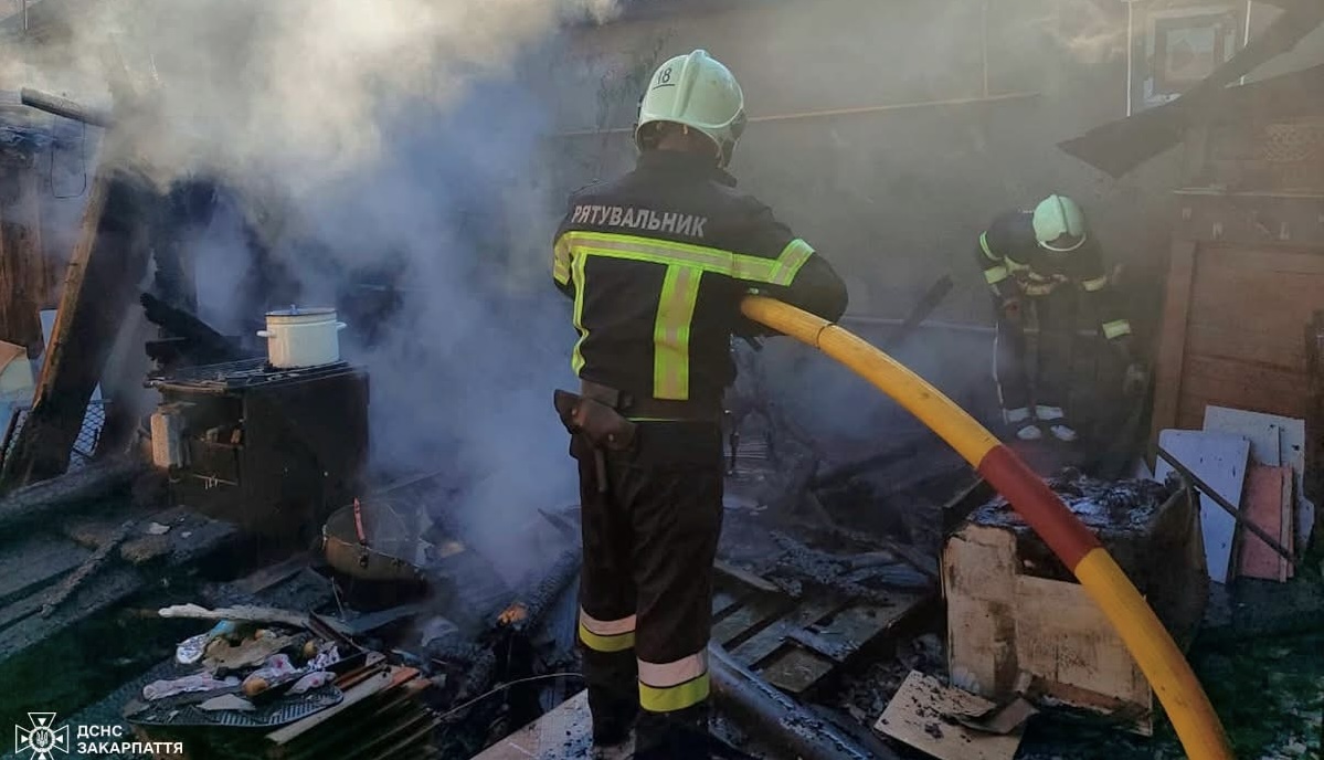 Виноградівські рятувальники ліквідували вогонь у господарській споруді (ФОТО)