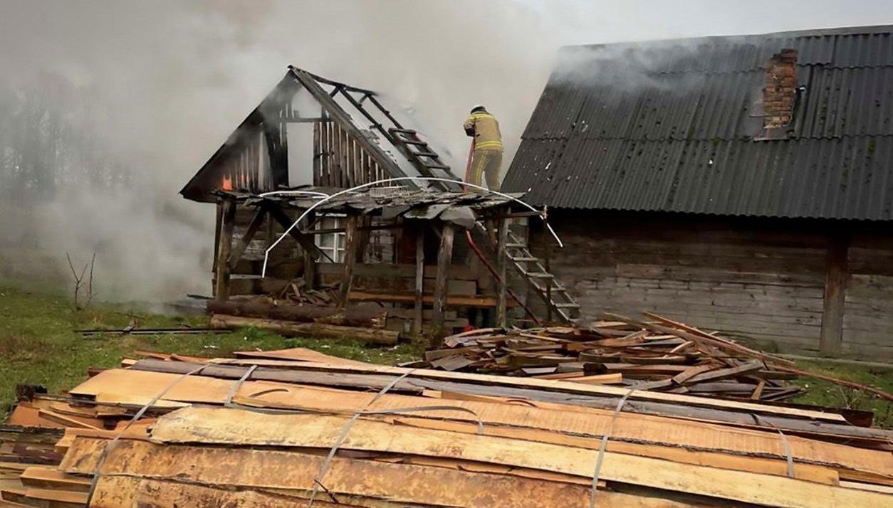На Тячівщині вогнеборці врятували будинок багатодітної родини (ФОТО)