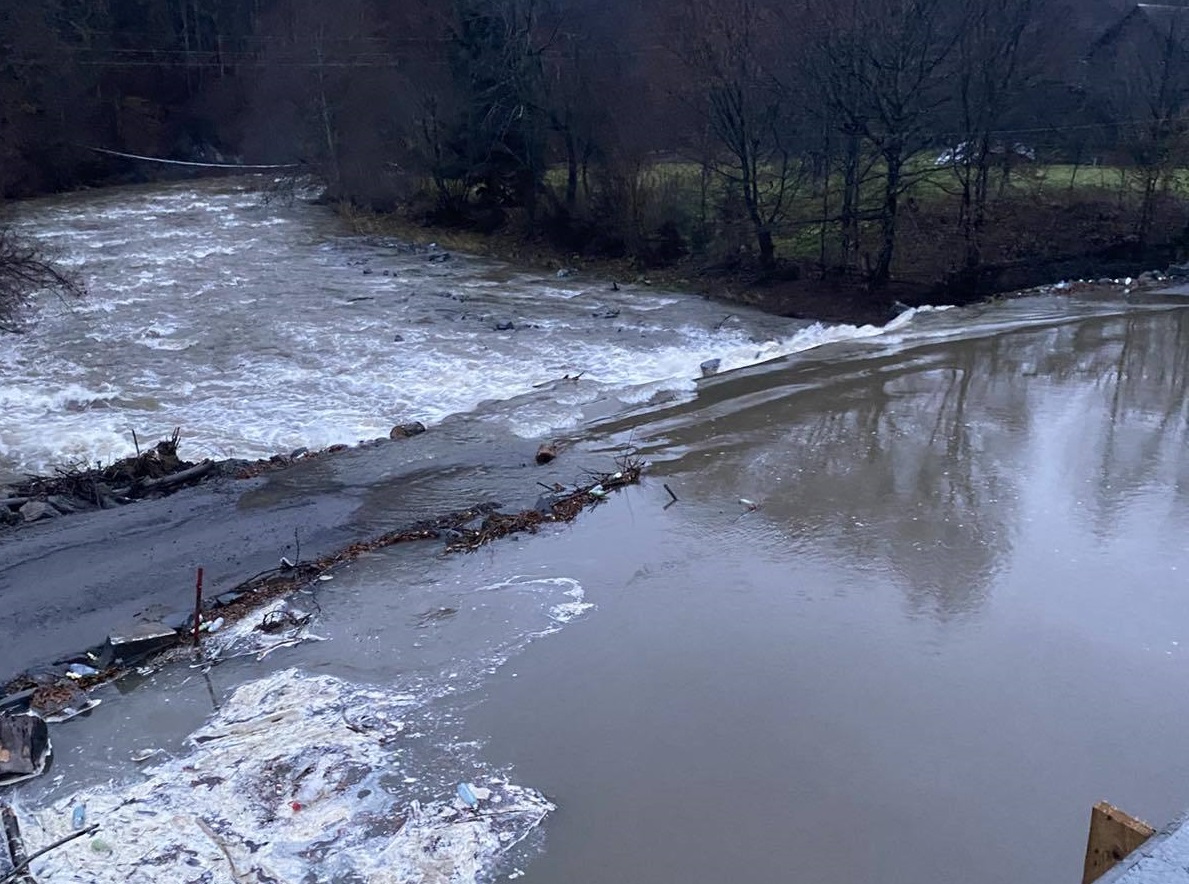 Стихія вдруге знесла тимчасову переправу біля недоремонтованого "вітрякового" мосту в Жденіївській громаді (ФОТО) 