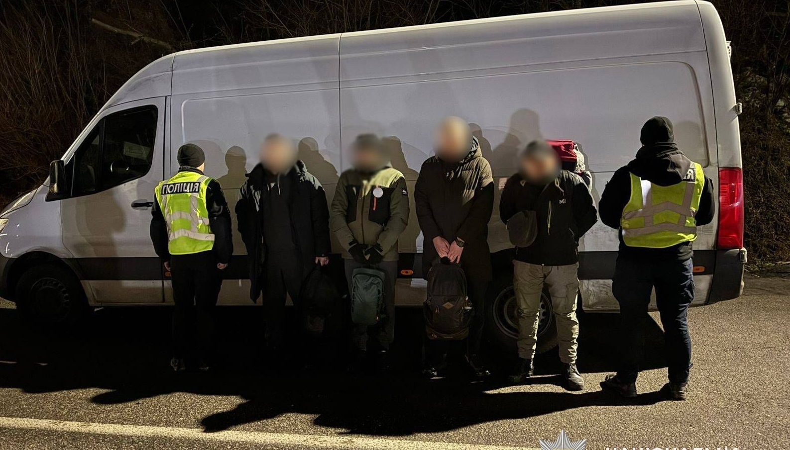 На посту в Нижніх Воротах затримали переправника з групою чоловіків у пломбованому мікроавтобусі (ФОТО)