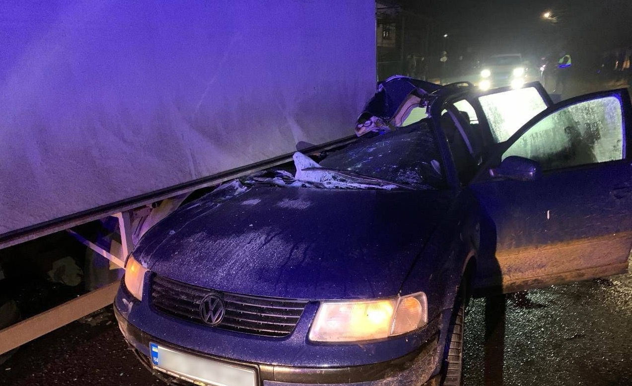 На Хустщині легковик із підлітками врізався у вантажівку (ФОТО)