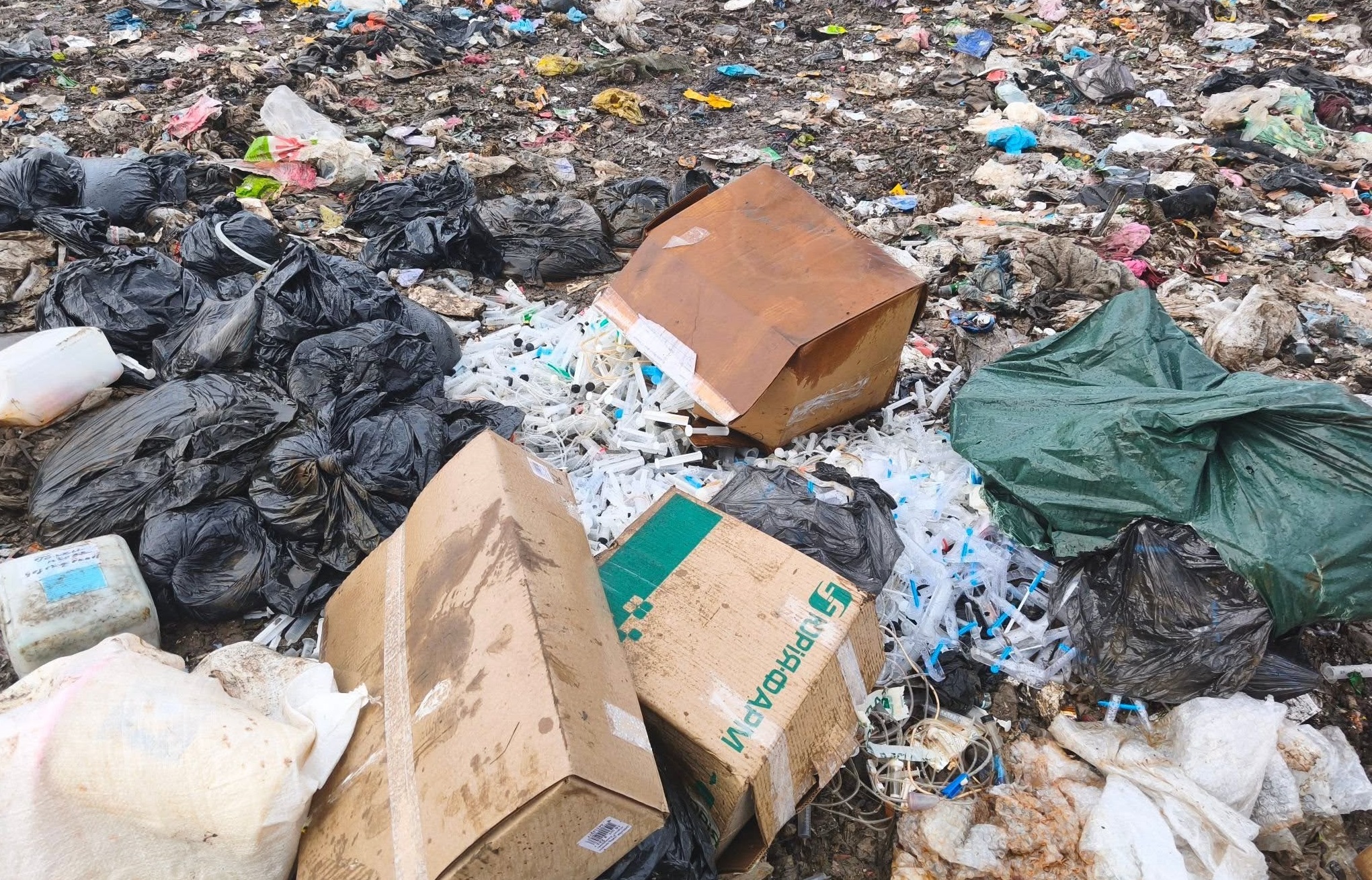 Поліція перевіряє походження медичних відходів, знайдених на сміттєзвалищі у Сваляві (ФОТО)