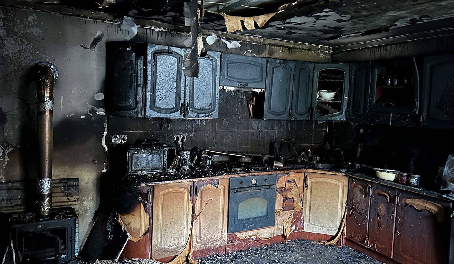 Сусіди врятували 72-річну жінку під час пожежі на Мукачівщині (ФОТО)