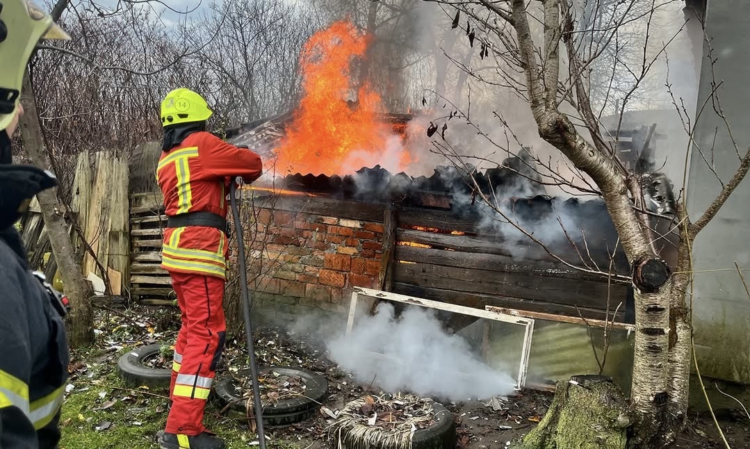 У Хусті рятувальники оперативно загасили пожежу біля житлового будинку (ФОТО)