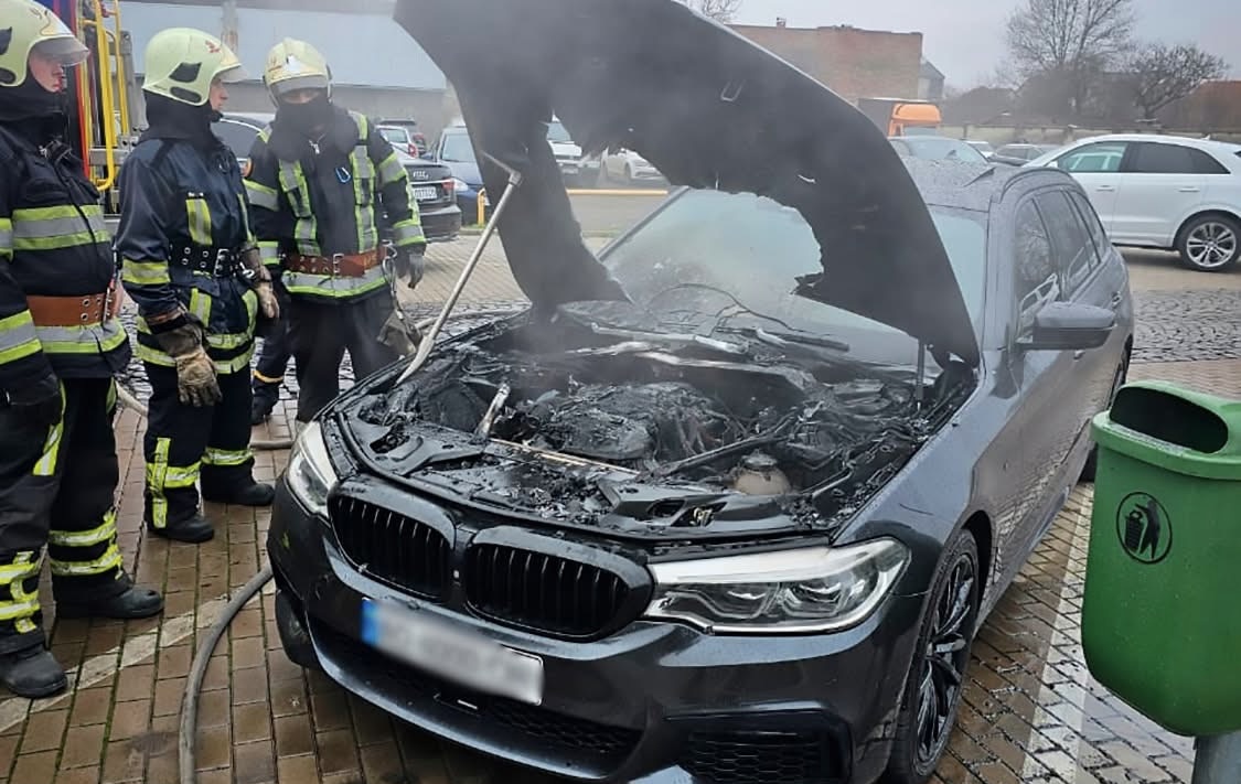 BMW зайнявся просто на парковці в Мукачеві (ФОТО)