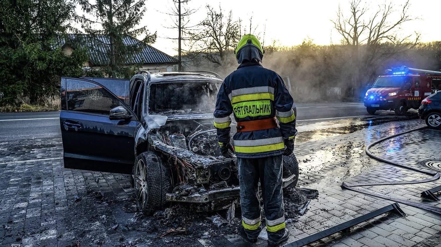 В Ужгороді під час руху загорівся Mercedes-Benz GLS (ФОТО)