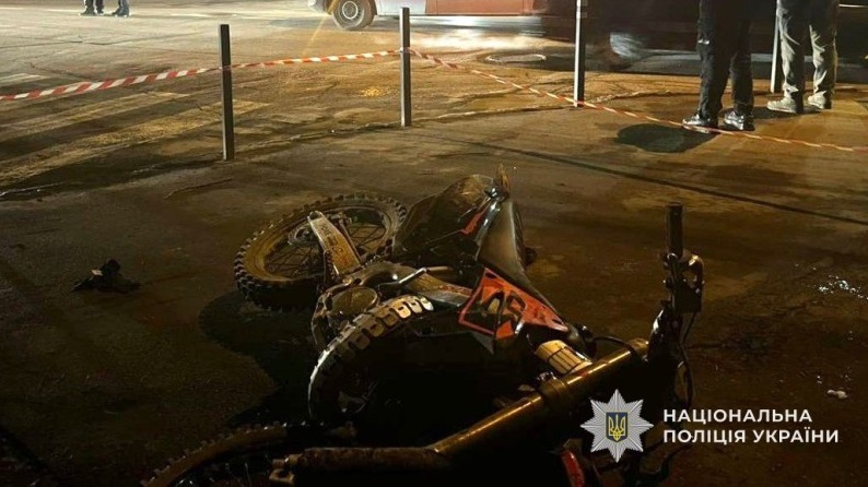 В Ужгороді неповнолітній мотоцикліст опинився у лікарні після зіткнення з мікроавтобусом (ФОТО)