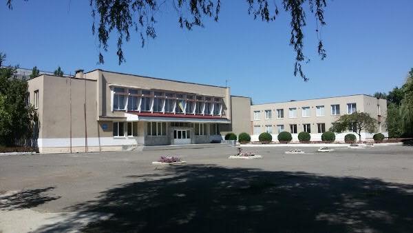 Посадовці Ужгородського ліцею №12 затвердили тендер із учасницею, яка не могла брати участь у відкритих торгах – Bihus.Info