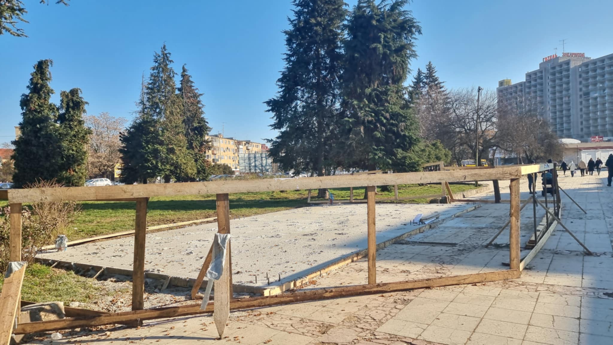 ФОТОФАКТ. В Ужгороді "оголили" будмайданчик на місці незаконного привласнення зеленої зони на площі Кирила та Мефодія