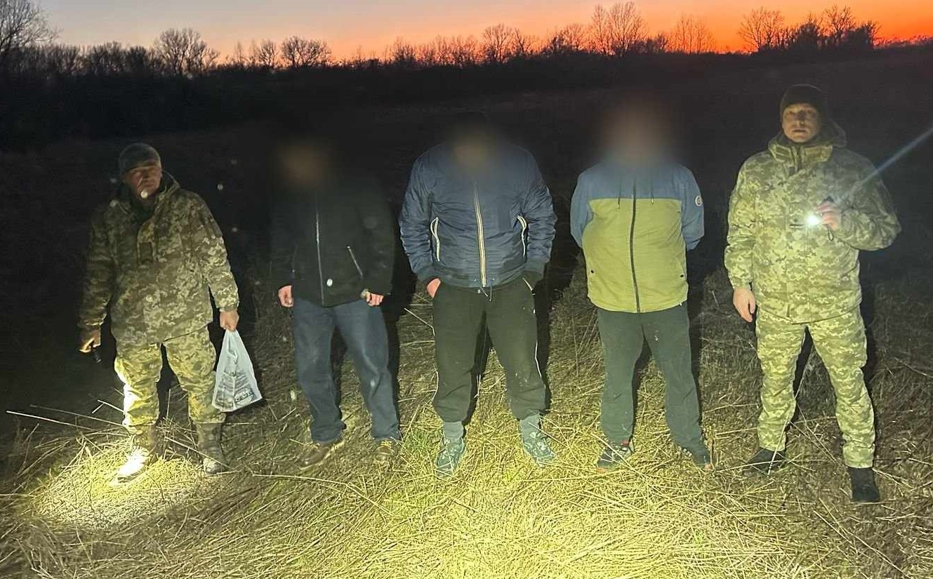 На Закарпатті двоє киян та житель Тернопільщини намагалися переплисти Тису ґумовим човном (ФОТО, ВІДЕО)