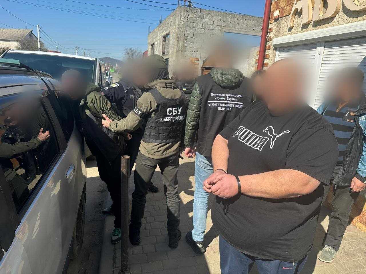 Четверо закарпатців збиралися переправити до угорщини 24-річного киянина (ФОТО, ВІДЕО)