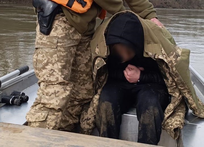 На Закарпатті "ухилянт" зі Львова за $15 тис. ледь не потонув у Тисі, бо пробив на "колючці" ґумовий човен від переправників (ФОТО, ВІДЕО)