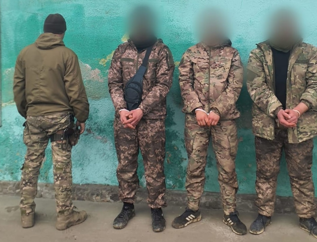У горах на Рахівщині затримали 3-х "ухилянтів", що, прямуючи до Румунії, видавали себе за військових (ФОТО)