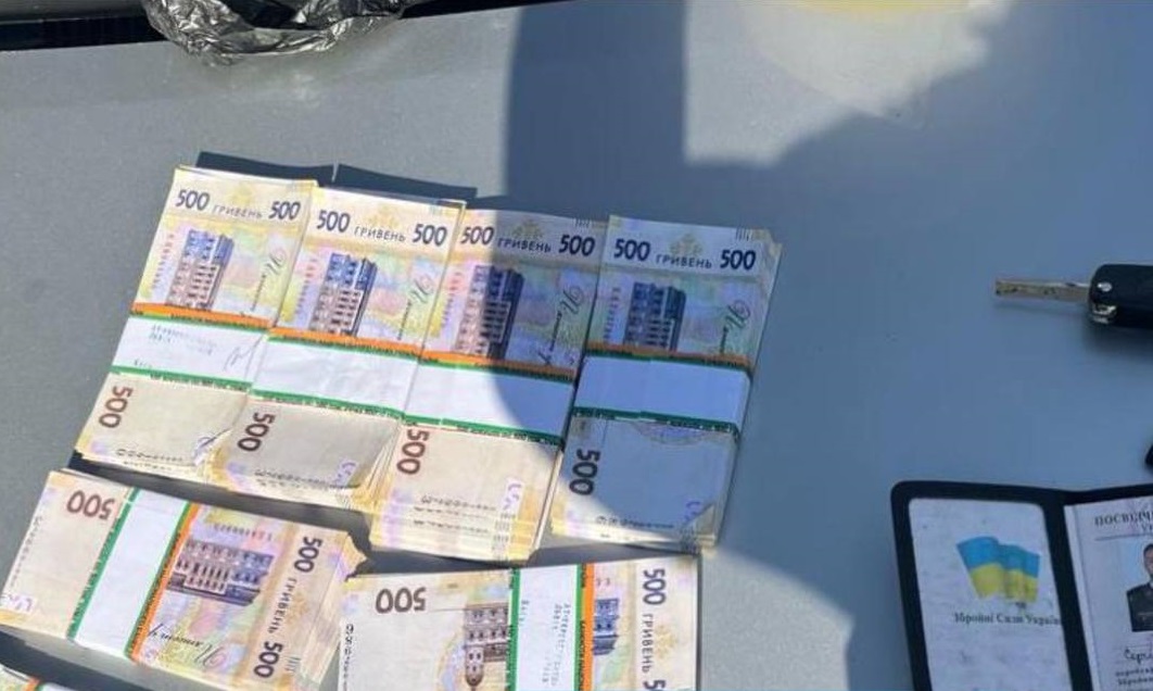 В Ужгороді сьогодні військового затримали на хабарі за переведення підлеглого в тил (ФОТО)