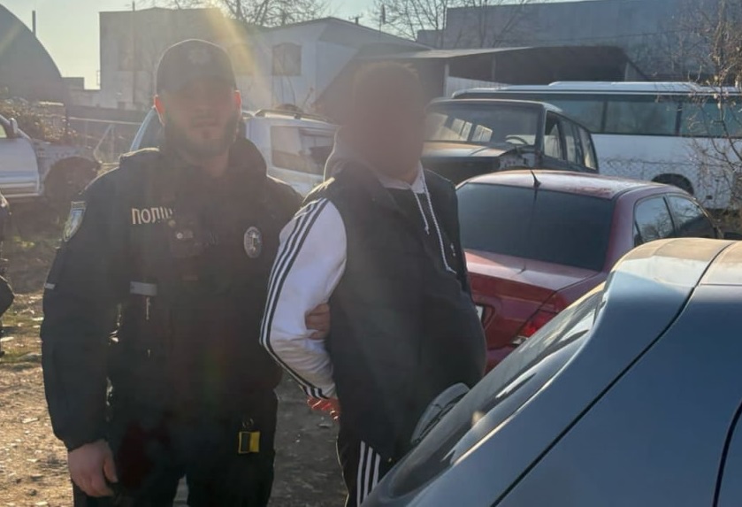 Поки власник Hyundai зачиняв ворота, п'янезний ужгородець викрав його авто (ФОТО)