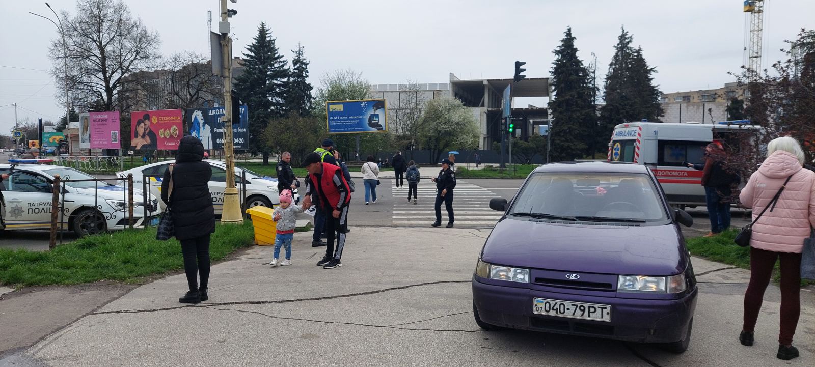 ФОТОФАКТ. В Ужгороді чоловік помер на зупинці, а авто заїхало на тротуар навпроти "зебри", когось забирала "швидка"