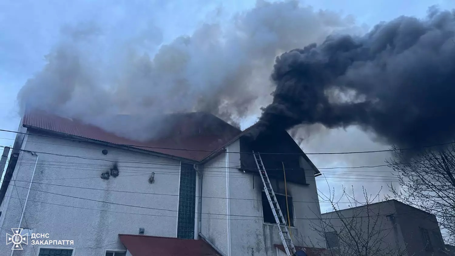 За наслідками пожежі в будівлі колишнього ресторану "Лев" у Хусті рятувальникам вдалося відстояти 1-й поверх (ФОТО, ВІДЕО)