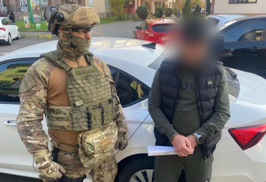 Закарпатському адвокатові, який за хабарі незаконно сприяв військовослужбовцям у звільненні зі служби, "світять" 10 років тюрми (ФОТО)