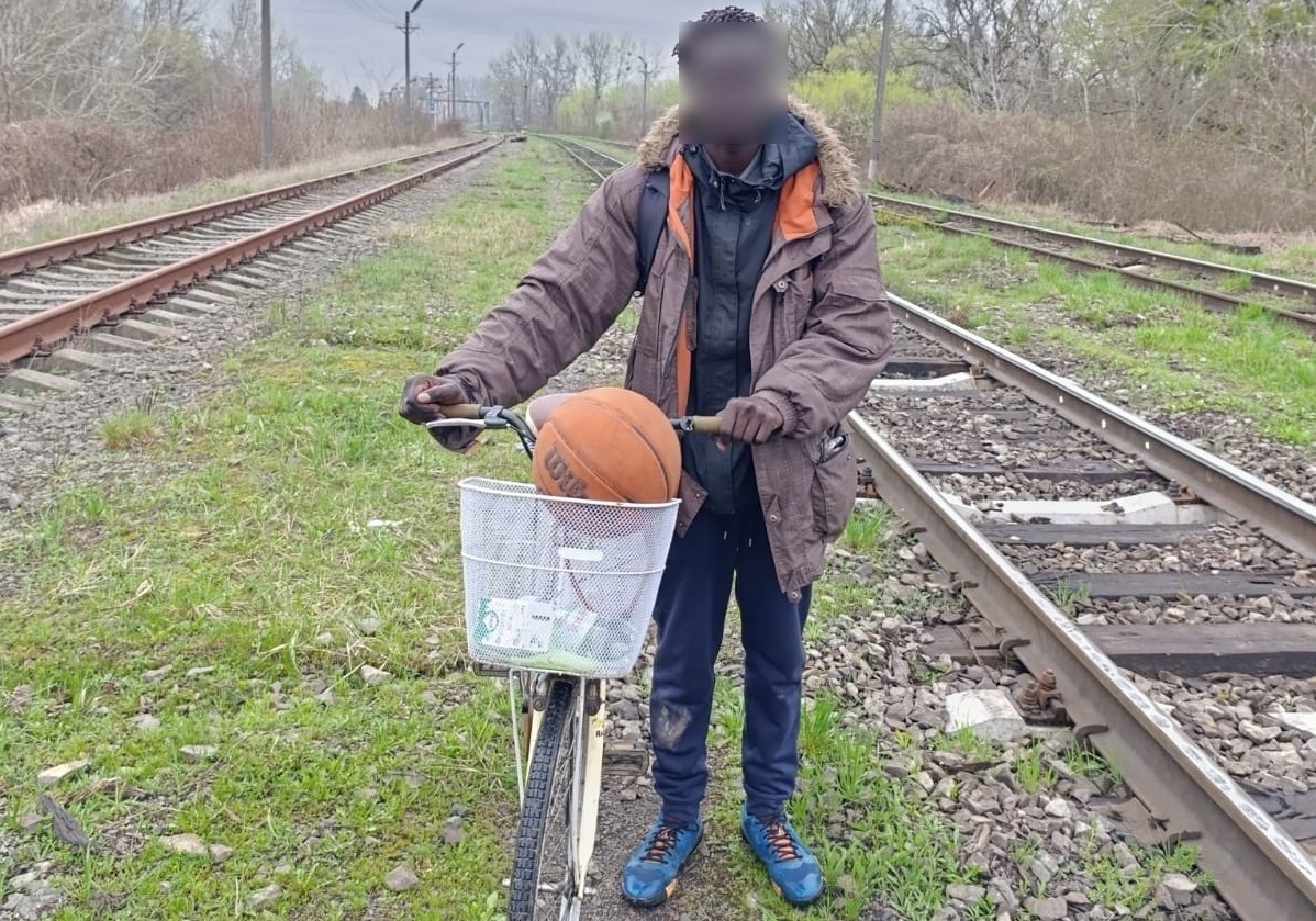На Закарпатті затримали сенегальця, який незаконно в'їхав по коліях з угорщини на вкраденому там велосипеді (ФОТО, ВІДЕО)