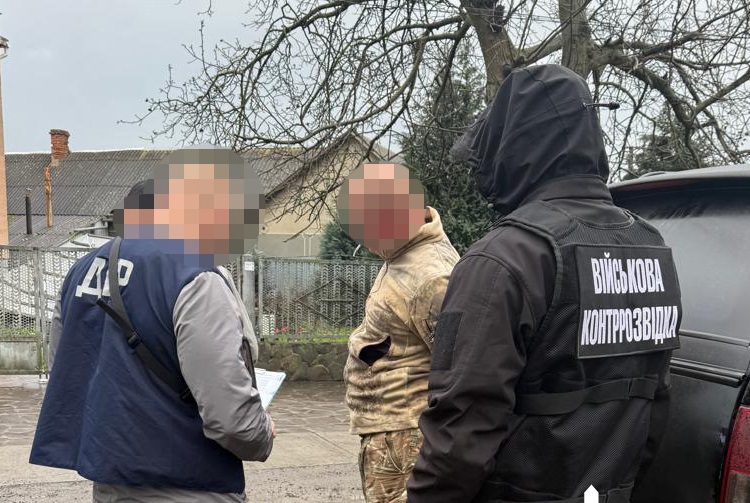 На Закарпатті затримали заступника командира зенітно-кулеметного батальйону за вимагання грошей у підлеглих (ФОТО)