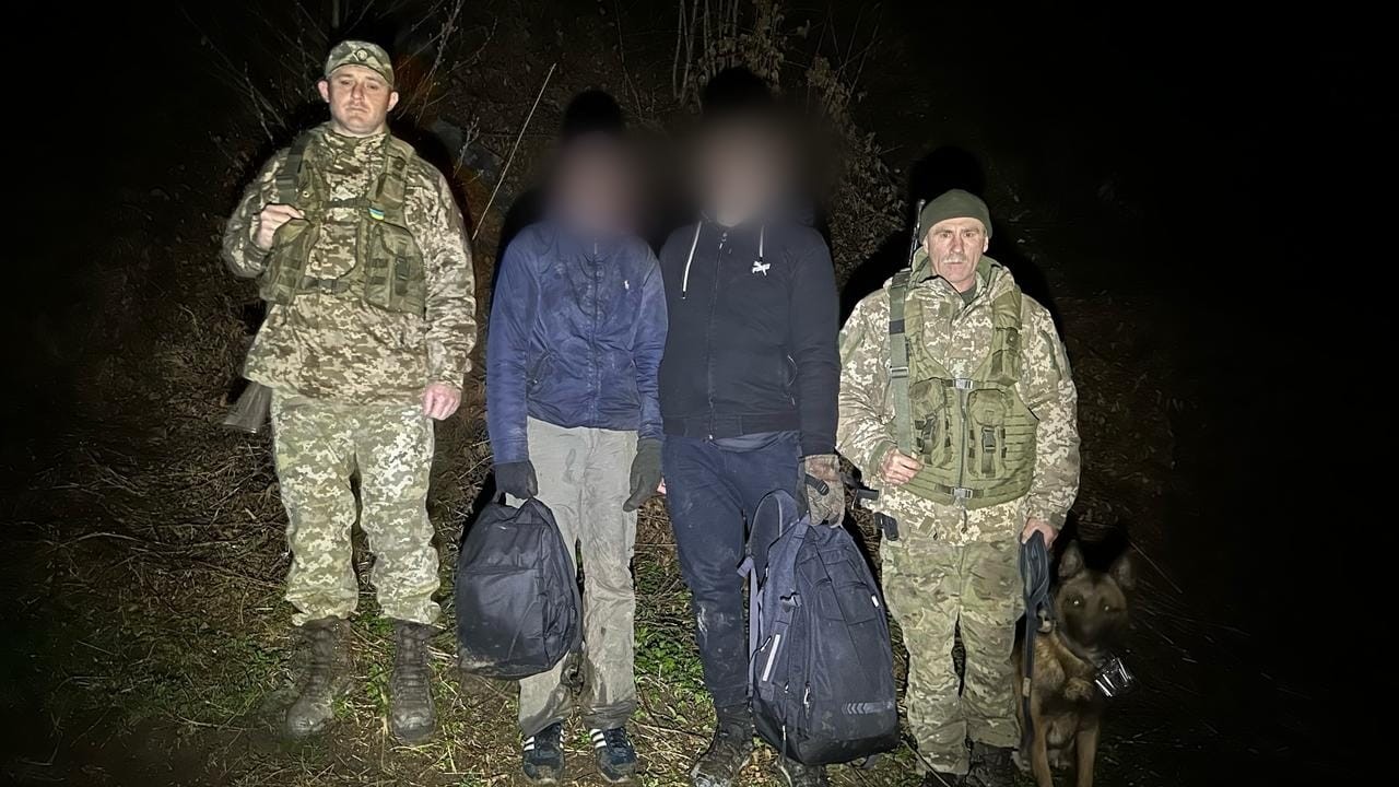 На Закарпатті двоє "туристів", що блукали високогір'ям в напрямку Румунії, через голод "здалися" прикордонникам (ФОТО)