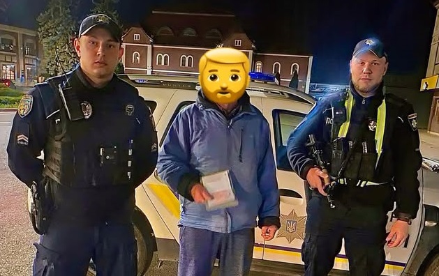 В Ужгороді патрульні знайшли паспорт словака, через втрату якого той не міг повернутися додому (ФОТО)