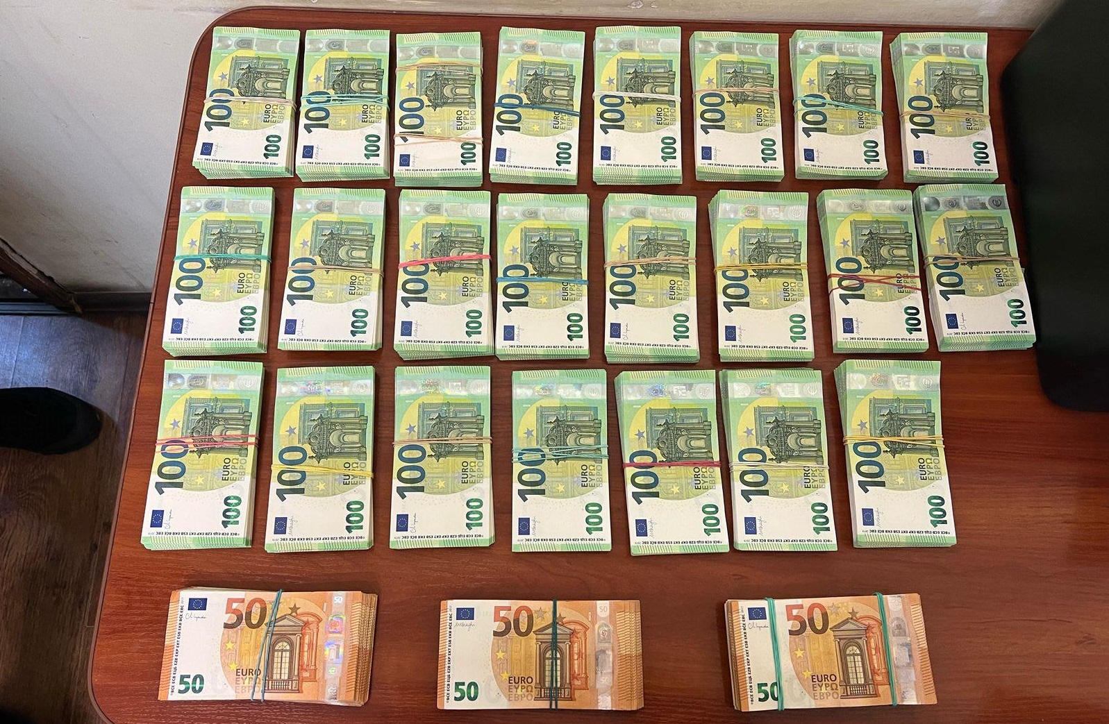На кордоні з Угорщиною в українки вилучили незадекларовані €260 тис. (ФОТО)