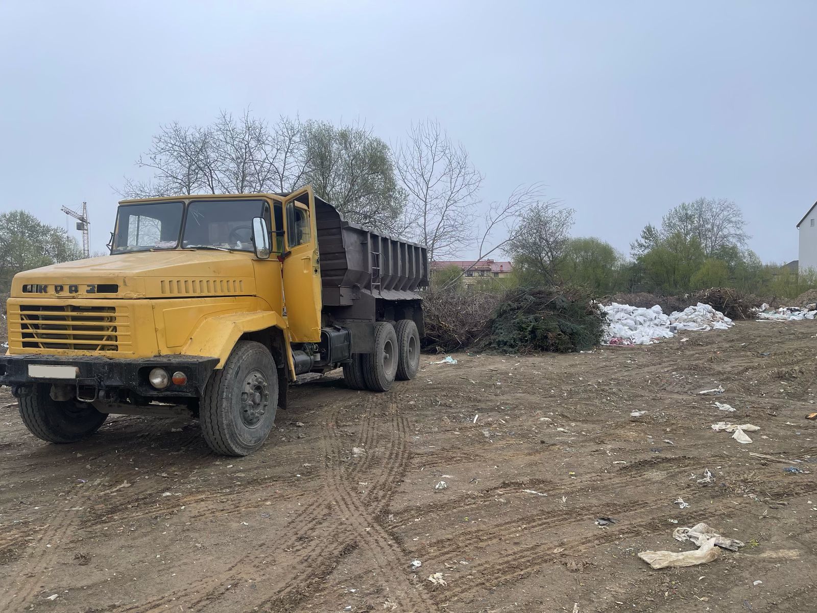 Влада Ужгорода злочинно засипає сміттям "Чорні озера", які ужгородці вимагають зробити парком (ФОТО)