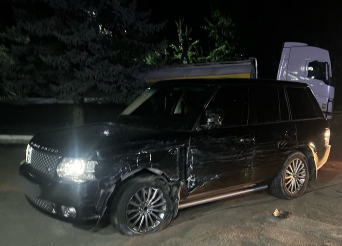 У Мукачеві "п'яний" Land Rover зіткнувся з автобусом Mercedes (ФОТО)
