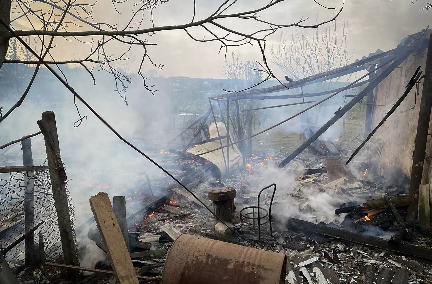 У Кальнику на Мукачівщині згорів хлів на приватному обійсті (ФОТО)
