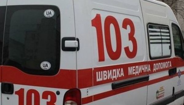На Мукачівщині медики "швидкої" після 17 хвилин реанімації повернули до життя підлітка, що втопився в басейні