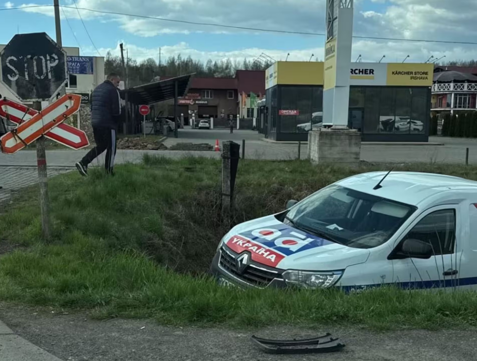 ФОТОФАКТ. При в'їзді в Іршаву авто вилетіло в кювет