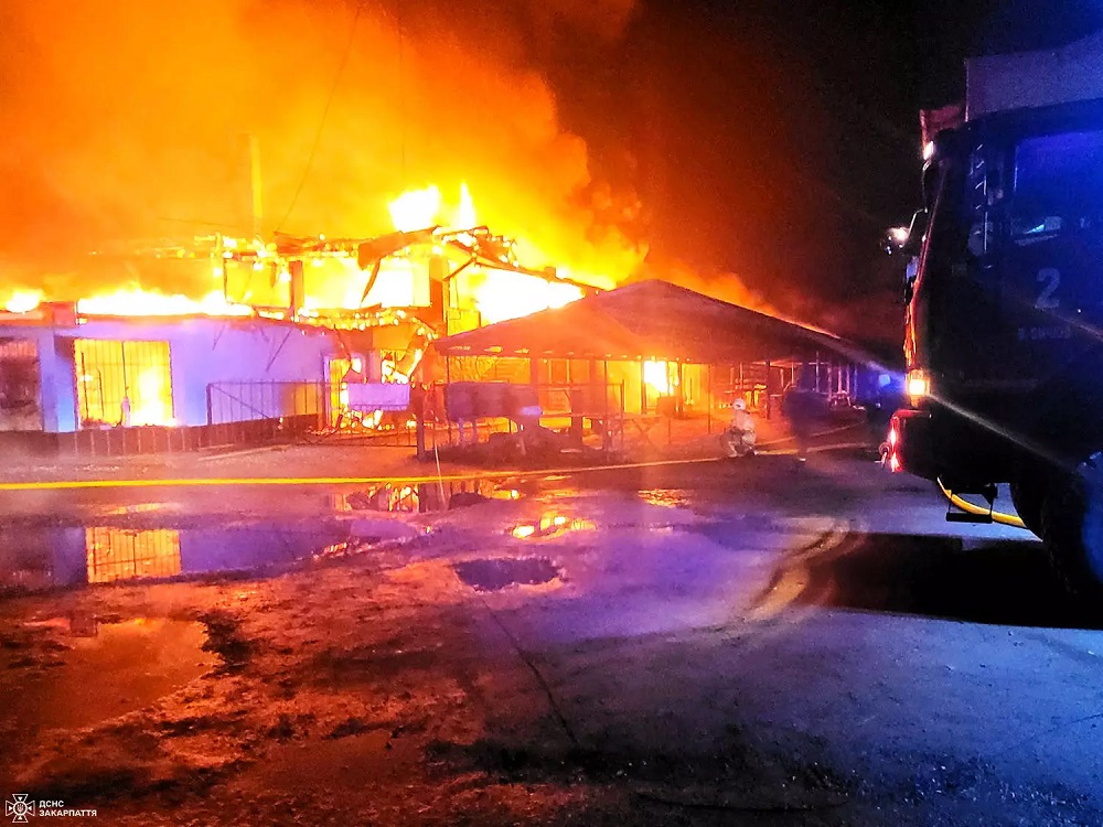 У Верхньому Водяному на Рахівщині згорів магазин площею 480 кв. м (ОНОВЛЕНО) (ФОТО)