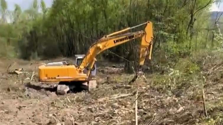 Під час незаконних робіт по спорудженню ГЕС на Тересві в Калинах на Тячівщині пошкодили протипаводкову дамбу, "водники" звернулися у поліцію (ВІДЕО)