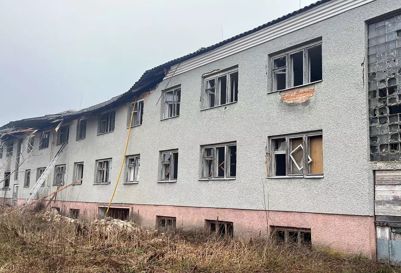 У Руському Полі на Тячівщині горіла занедбана 2-поверхова будівля (ФОТО)