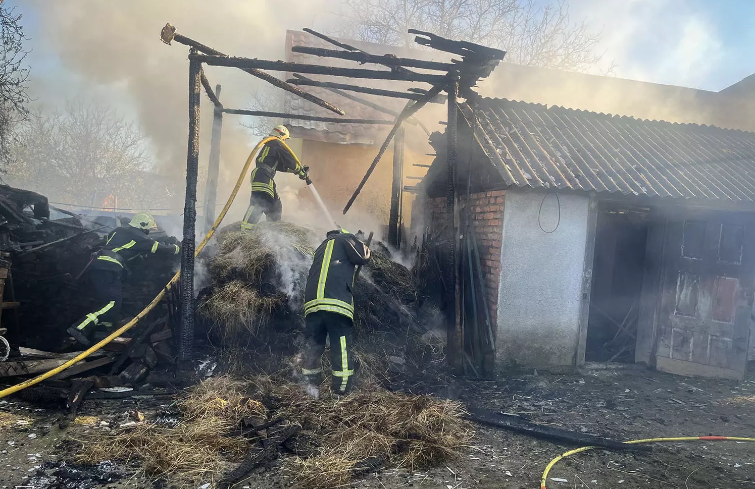 У Лазах на Тячівщині згорів навіс із сіном (ФОТО)