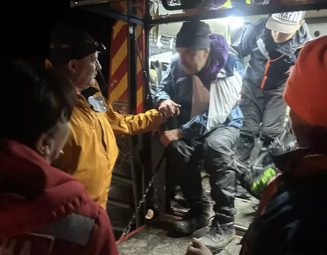 На Рахівщині біля озера Бребенескул розшукали двох знесилених і переохолоджених туристів, один з яких травмувався (ФОТО)
