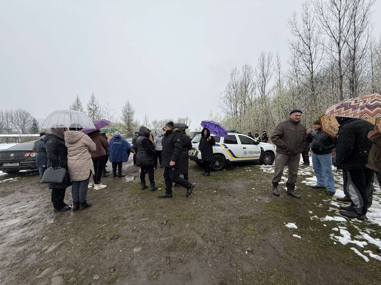 Селищний голова Дубівської ОТГ Каганець втік від громади, яка вимагала зупинити незаконне будівництво ГЕС (ФОТО, ВІДЕО)