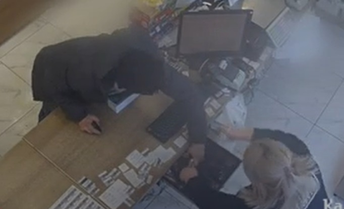 У Тересві п'яний 19-річний молодик з Грушова в балаклаві та перцевим балончиком пограбував магазин (ФОТО, ВІДЕО)