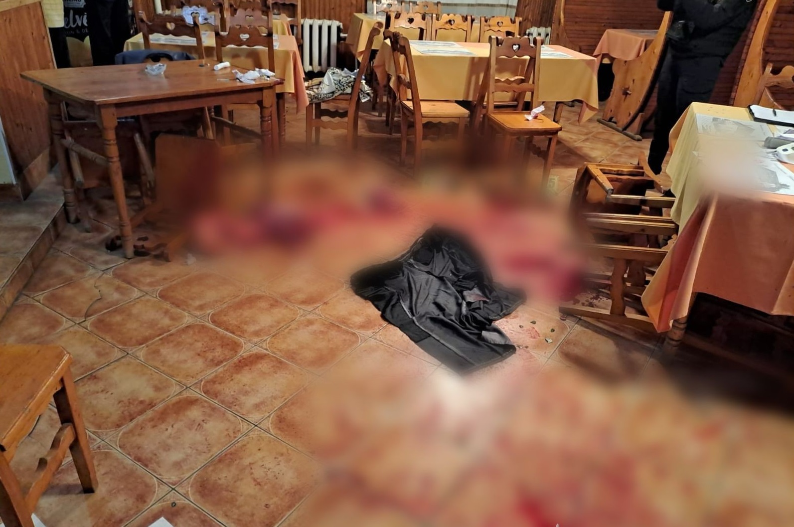 У Чепі на Берегівщині 20-річний хлопець під час сварки намагався пляшкою, ножем і стільцем вбити 73-річного власника розважального закладу (ФОТО)