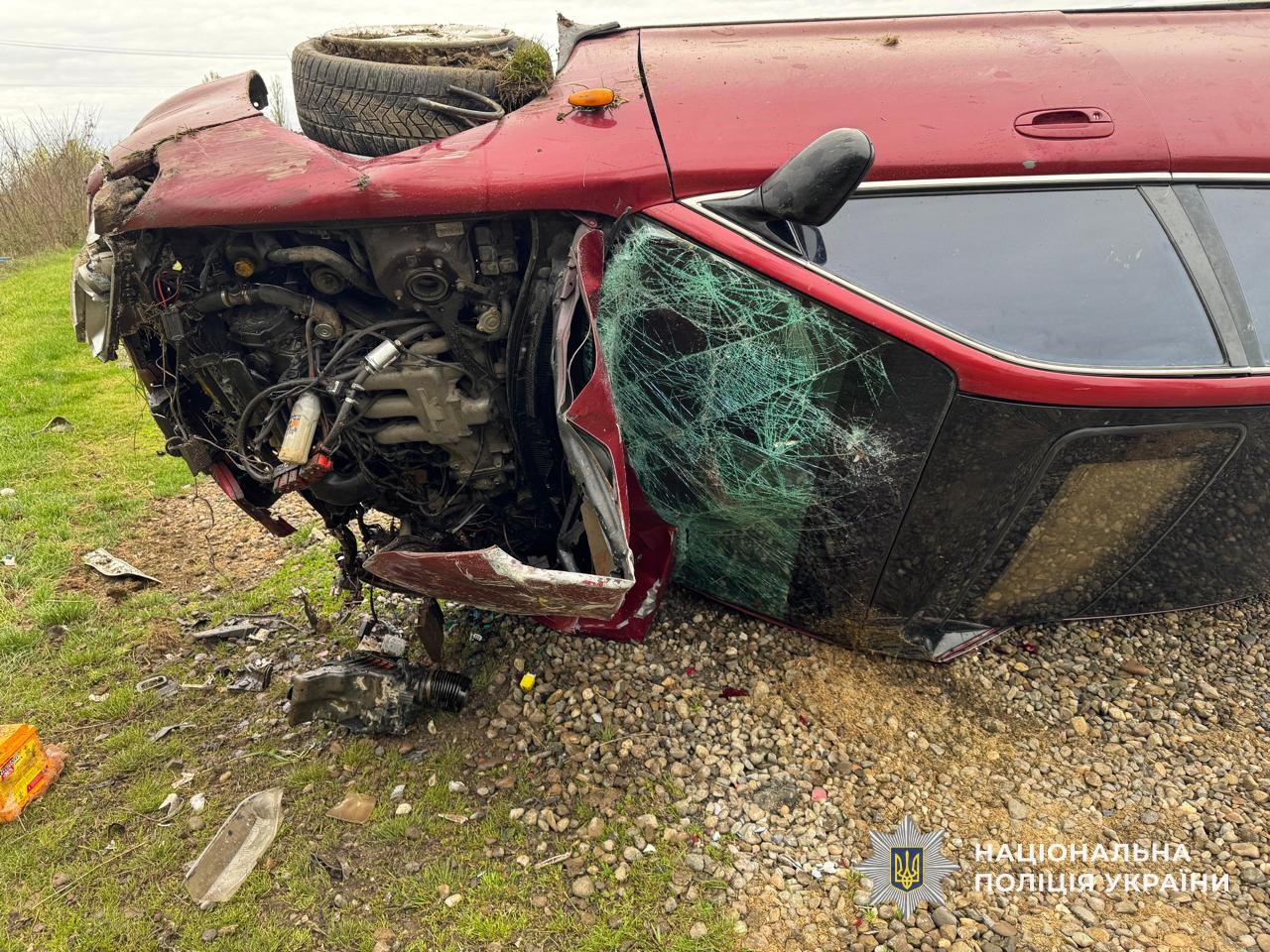 У Оноку біля Виноградова Mazda злетіла у кювет і перекинулася, водій загинув (ФОТО)